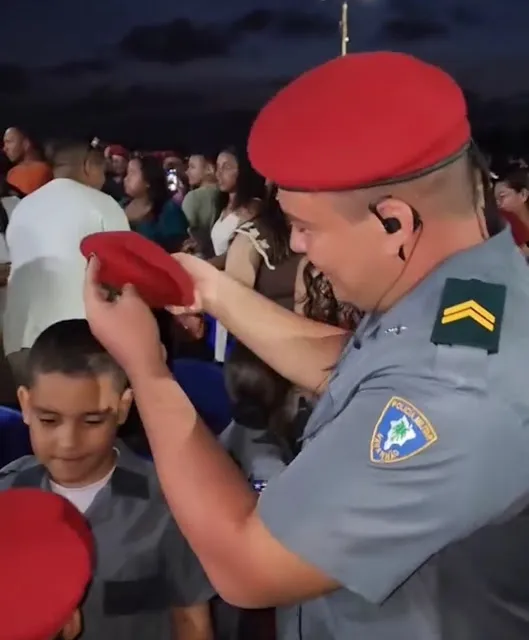 Cabo Márcio Quebra Ciclo e Realiza Sonho ao Colocar Boina no Filho em Cerimônia no Colégio Militar
